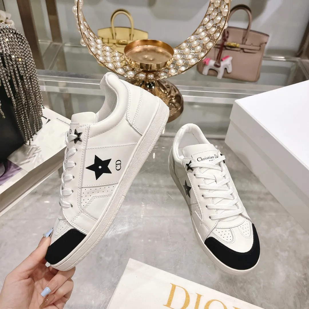 👟👟Ex-factory price 560👟👟Dior2024 new white shoes, Dior Dior Star women's sports shoes, very light summer white shoes. The upper is carefully made of imported suede, decorated with tonal suede panels, metal stars decorate the lace eyelets, and breathable mesh inside. The upper is punched and designed not to stuffy the feet. It is equipped with Christian Dior logo and thin soles. The thick sole is suitable for all seasons! Size: 35-41 (40 and 41 are customized and cannot be returned or exchanged)
